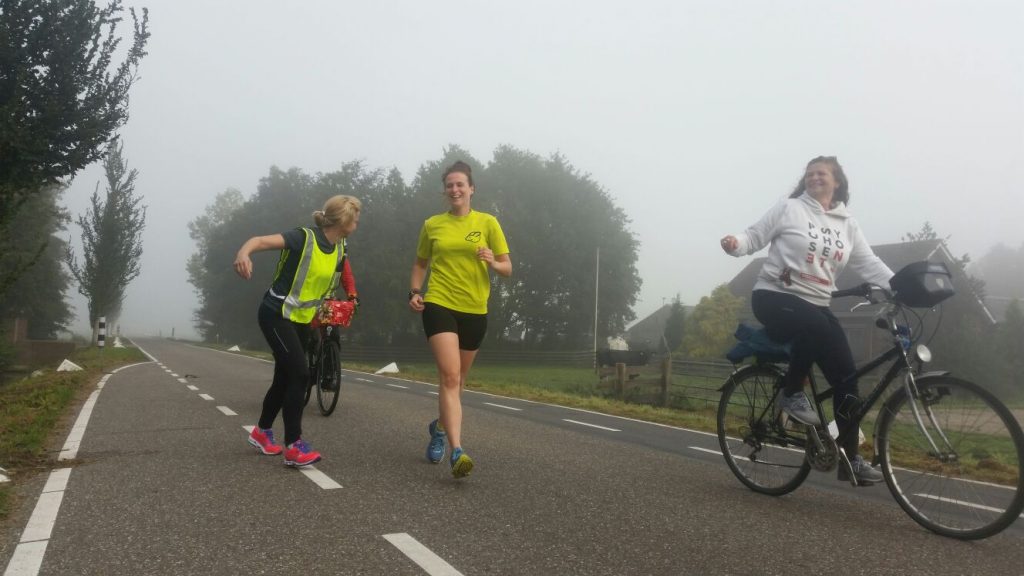 Niki neemt Evy over, Angèle op de fiets.