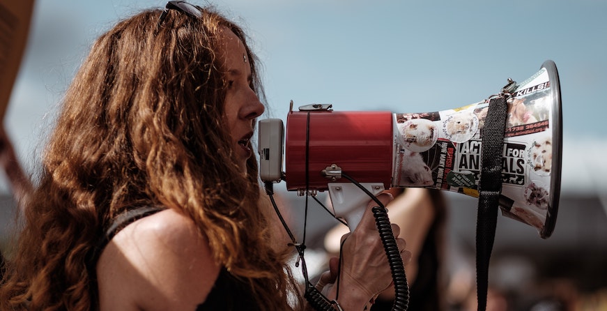 Hopensjouwer: "Een mens heeft maar één mond, maar wel twee oren. Laten we die eens wat vaker proberen open te zetten." Veroordeel niet.