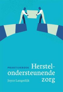 Aandachtspunten om herstelgericht te werken zijn door Joyce Langedijk in het Praktijkboek herstelondersteunende zorg beschreven.