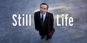 De film Still Life is een aangrijpend verhaal over leven en over eenzaamheid, over het vinden van alleenstaanden van overleden mensen.