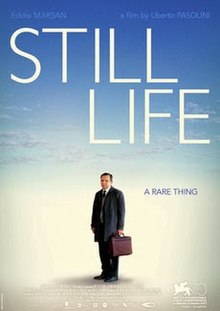 De film Still Life is een aangrijpend verhaal over leven en over eenzaamheid, over het vinden van alleenstaanden van overleden mensen.