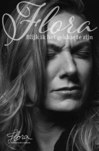 Flora – Blijk ik het gekkie te zijn is een waargebeurd verhaal van Flora Willemsen die op haar 25ste haar eerste psychose beleefde.