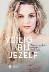 Veilig bij jezelf zijn. Fleur van Groningen over de uitgestrekte hand & troostende schouder. Ga veiligere connecties aan met anderen.