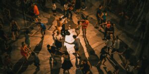 Biodanza is een dans die vitaliteit en creativiteit versterkt. May-May besloot het eens te proberen en neemt ons mee in haar ervaring.