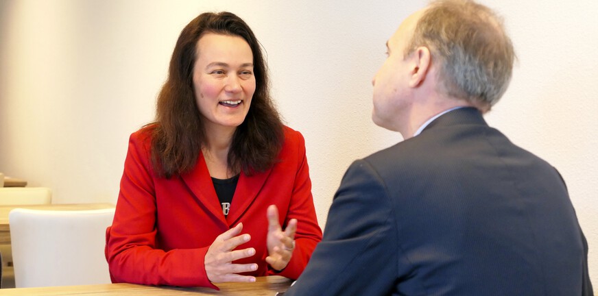 Een eerste gesprek over de AIVD en mijn psychosen