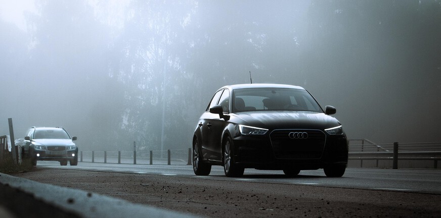 Mist over de Afsluitdijk — de ontmoeting in Harlingen