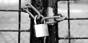 Sinds 1985 was het leven van Miriam en haar zoon een aaneenschakeling van opnames, onbereikbare psychiaters en onbeantwoorde klachten.