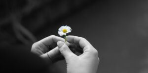 Carlijn schrijft over het leven met de gevolgen van seksueel misbruik. Ze laat zien hoe ze haar ervaring gebruikt om anderen te helpen.