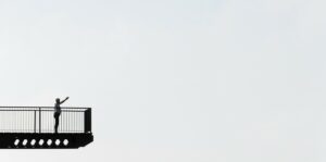 Eddo beschrijft perspectieven op geloof en psychiatrie en onderzoekt hoe deze werelden omgaan met psychisch lijden.