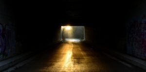 Na zijn tijd in concentratiekampen beschreef psychiater Viktor Frankl hoe medegevangenen hun hoop verloren. Hoe houd je hoop in het ergste?