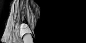 Psychische ontregeling bij een ouder kan diepe wonden achterlaten. Nathalie ziet hoe dit later doorwerkt, vooral rond hechting en rouw.