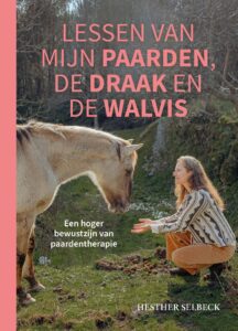 In Hesther Selbeck haar boek: Lessen van mijn paarden, de draak en de walvis verkent zij hoe systemische paardentherapie kan worden ingezet.